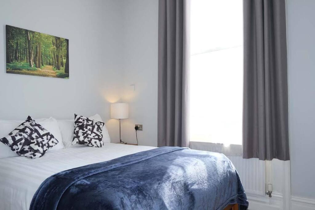 Seymour Townhouse By Serviced Living Liverpool Exterior foto